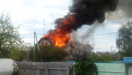 Натяжной потолок в доме разорвало: как тушили пожар в районе Светочи
