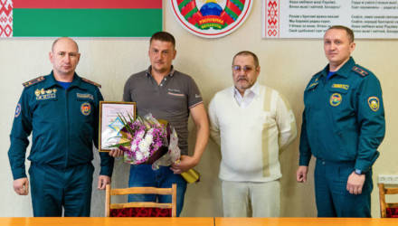 «Ну, какой я герой». Андрея, спасшего на пожаре целую семью, наградили в МЧС