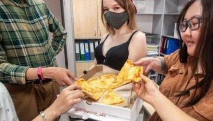 «В масках и перчатках»: в Якутии стриптизёрши в нижнем белье разносят пиццу
