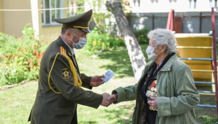 Ветерану Аэлите Самсоновой в Гомеле вручили юбилейную медаль