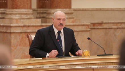 «Прибежал ко мне и на коленях просился». Лукашенко сравнил Цепкало с хряком