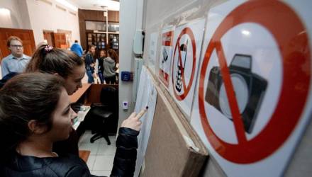 Проносят телефоны и прослушку: как прошёл второй день ЦТ по русскому языку