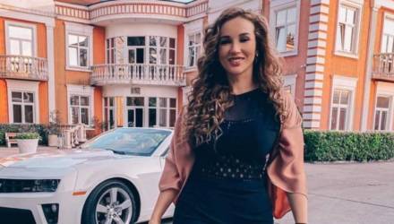 Анфиса Чехова надела крошечное бикини для фото, после которых фанаты решили, что у неё появился мужчина