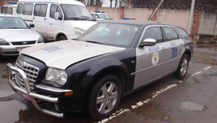 ГАИ продолжает распродавать автопарк. В продаже - Chrysler 300С с "кенгурятником"