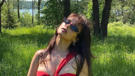 Серябкина отметила окончание карантина на природе, примерив едва заметное бикини посреди леса