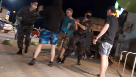В Гомеле возле "Евроопта" снова произошла драка. На этот раз в ситуацию вмешались сотрудники ОМОНа