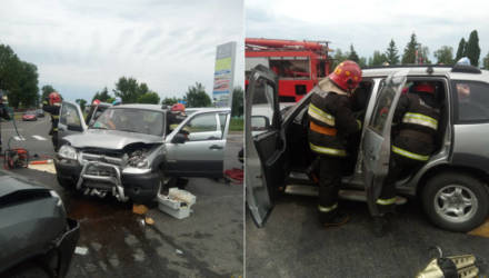 В Речице пострадавшую в ДТП пассажирку из легковушки доставали спасатели (фото, видео)