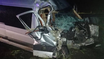 Гомельчанин на Mercedes Sprinter ночью врезался в бетономешалку. Пострадала девушка-пассажирка