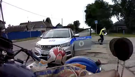 В Речице мотоциклист-бесправник пытался обмануть инспектора ГАИ, а при задержании сломал ему руку