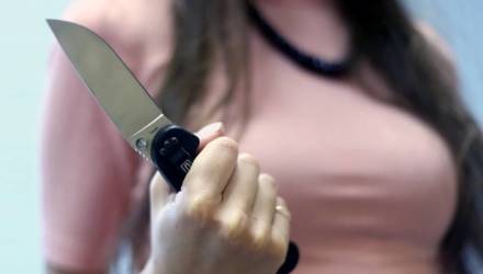 В Калинковичском районе дочь смертельно порезала сожителя матери – её будут судить