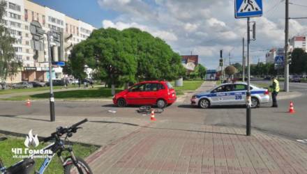 В Гомеле велосипедист на пешеходном переходе влетел в поворачивающее авто и пострадал. Разбор типичного ДТП