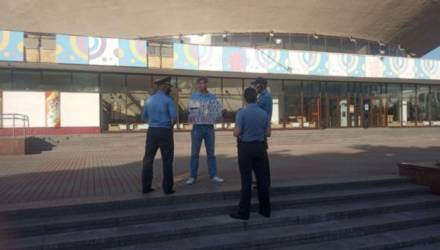 Гомельчанин вышел к цирку с плакатом "Нас стало 97%". Подошли милиционеры – и его не стало