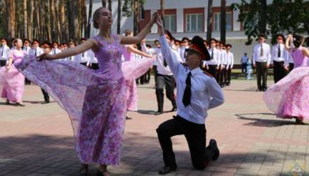 Прощание со знаменем и фуражки в небе: выпускники лицея МЧС получили аттестаты