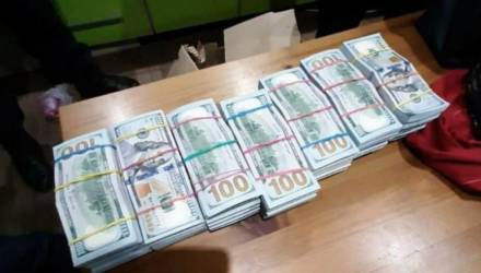 Мать гомельского блогера Тихановского отказалась от своих слов о найденных $900 тысячах и заявила, что в страшном сне не видела таких денег