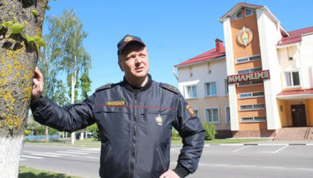 Милиционер спас женщину, висевшую на парапете лоджии третьего этажа