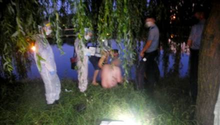В Гомеле пьяный мужчина захотел искупаться в озере и едва не утонул