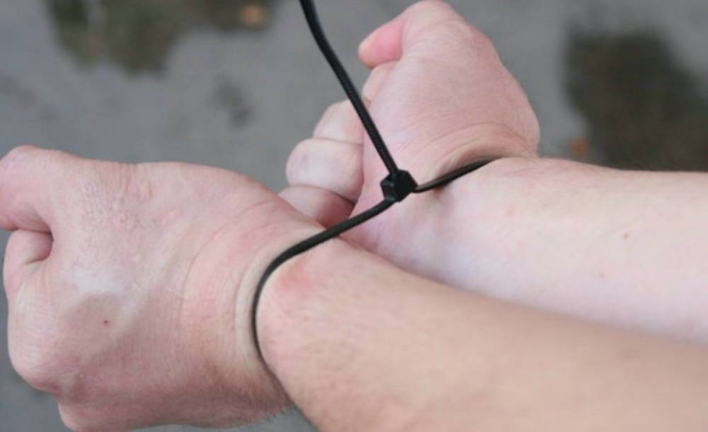UzNews - В Кашкадарье мужчине связали руки и устроили над ним самосуд