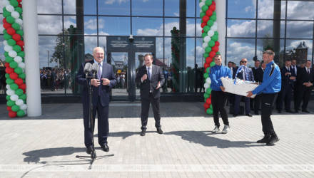 Лукашенко в Марьиной Горке подарили корзину местного мороженого. Он отдал его детям