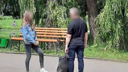 "Имею право развлекаться". В Украине задержали эксгибициониста, снимавшего трусы перед девушками в парке