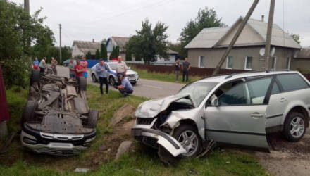 Hyundai не уступил и оказался вверх колёсами. В результате ДТП в Калинковичах пострадали 3 человека