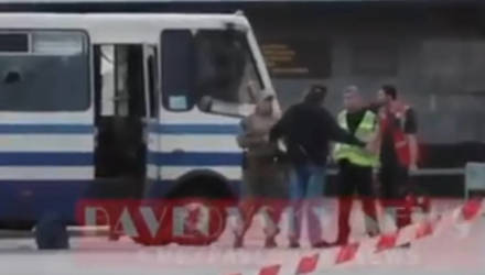 Луцкий террорист больше минуты ждал задержания возле автобуса. Украинцы заподозрили власти в постановке