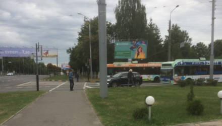 Стало известно, почему в Гомеле группа молодых парней средь белого дня запихала прохожего в чёрный Geely