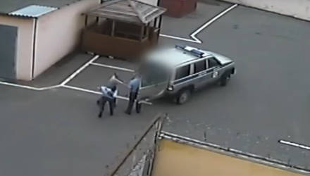 Белорус, которого взяли за кражу, успел два раза ударить в лицо милиционеров, не ожидавших такой прыти – видео