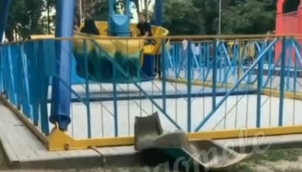 "Сиденье одно отвалилось, видишь?" Очевидцы засняли ЧП в гомельском парке аттракционов