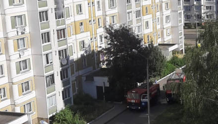 В Гомеле соседи вынесли из горящей квартиры двух маленьких детей. Маму с ещё одним ребёнком эвакуировали спасатели