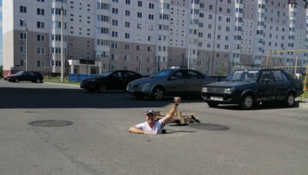 Фото дня: гомельчанин залез в яму, чтобы привлечь внимание к проблеме во дворе. И сработало!