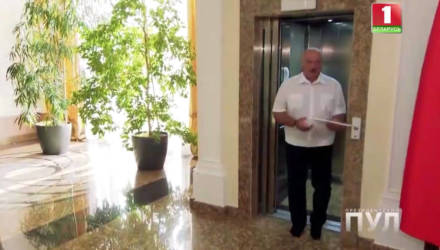 Белорусское ТВ показало, как Лукашенко пришёл на интервью босиком