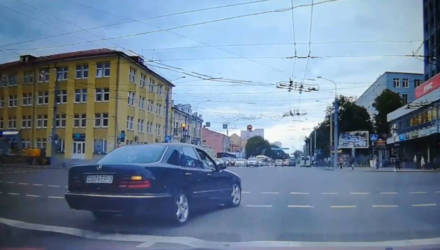 Плевать на всех, езжу как хочу. В Гомеле Mercedes с блатными номерами совершил безумный поворот и познал праведный хейт