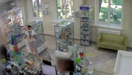 В мозырской аптеке пьяный мужчина разнёс витрину головой. В наличии не было настойки календулы