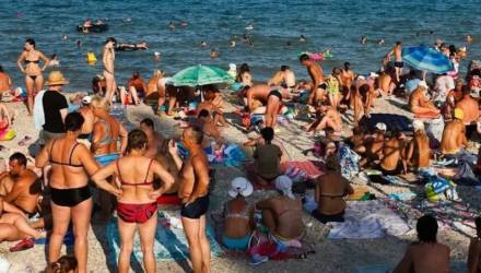 "Это не отдых, а кошмар": столпотворение на пляже в Адлере шокировало Сеть (видео)
