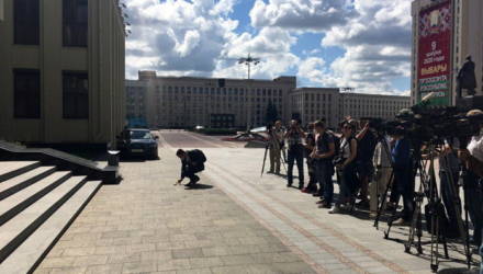 Перед Центризбиркомом пролетающая птица бросила мёртвую мышь (фото)