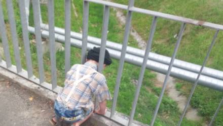 В Калинковичах мальчик застрял в ограждении моста: на помощь пришли спасатели (видео)