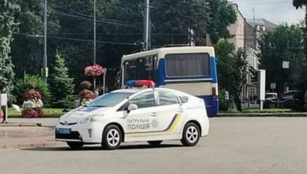 В украинском Луцке злоумышленник со взрывчаткой и оружием захватил заложников в автобусе