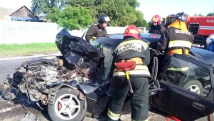 Спасатели показали на видео, как извлекали водителя Opel после столкновения с МАЗом в Калинковичском районе