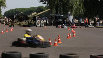 Выставка военной техники и картодром на набережной реки Сож