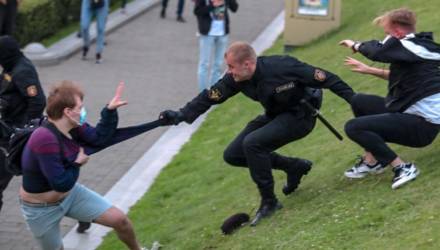 Акции протеста в Минске переросли в стычки с ОМОНом (видео)