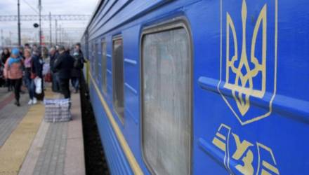 “Зато у начальства зарплаты по миллиону”: дырявый украинский поезд шокировал пассажиров (видео)