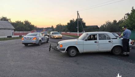 Под Гомелем водитель "Волги" захотел повернуть и совершил наезд на сверкающего, как новогодняя ёлка, велосипедиста