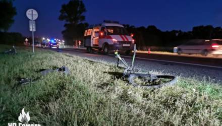 На выезде из Гомеля два автомобиля сбили парня и девушку на велосипедах. Первый в реанимации, вторая погибла