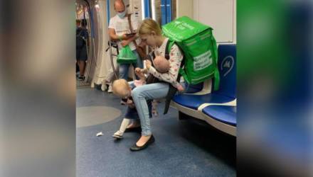 В Сети решили спасти девушку-курьера, которая развозит заказы с двумя детьми, пока не узнали правду
