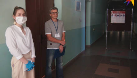 «Уборщица принесла стулья, чтобы мы сели, а председатель комиссии их забрала»: в Гомеле на участках не хватает мест наблюдателям