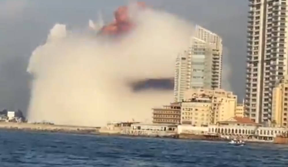 Мощнейший взрыв прогремел в порту Бейрута: люди в крови, некоторые районы – как после бомбёжки