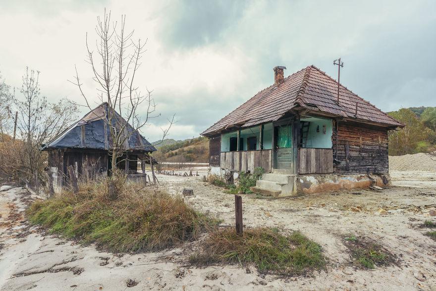 10 завораживающих фото "румынского Чернобыля", о котором мало кто знает