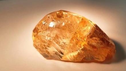 Самый крупный в истории России цветной алмаз показали на фото