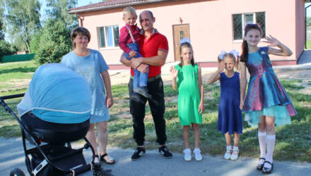 В Рогачёвском районе многодетная семья въехала в новый дом