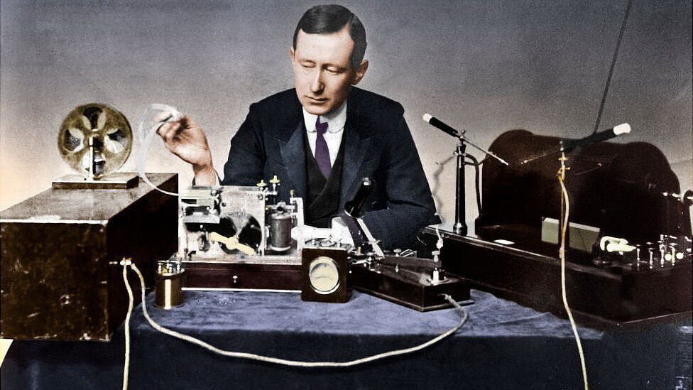 Помехи в прямом эфире: как в 1900-х годах фокусник публично унизил создателя радиосвязи и помог развитию её безопасности